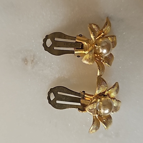 1950s Made in Austria Austrian Gold Leaf Pearl Flower Clip On Earrings - Picture 4 of 4